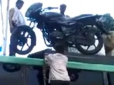 వీడియో: తలపై పల్సర్ బైక్‌తో బస్సు పైకెక్కిన ఇండియన్