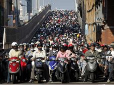 వీడియో: చీమల పుట్టలా వస్తూనే ఉన్నారు..