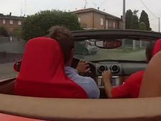 వీడియో: టెస్ట్ డ్రైవ్‌లో కంగారు, ఖరీదైన కారు క్రాష్