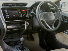 మీరు కొనబోయే కొత్త కారులో తప్పనిసరిగా ఉండాల్సిన 10 ఫీచర్లు