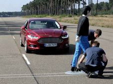 పాదచారులు కనిపిస్తే బ్రేక్ వేస్తుంది; ఫోర్డ్ కొత్త సేఫ్టీ ఫీచర్