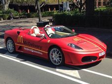 లాంబోర్గినీ, ఫెరారీ కార్లలో మెక్‌డొనాల్డ్స్ ఫాస్ట్‌ఫుడ్ డెలివరీ!