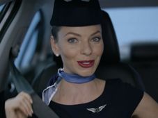 వీడియో: 2015 ఫోక్స్‌వ్యాగన్ జెట్టా టెలివిజన్ కమర్షియల్