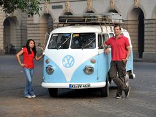 50 ఏళ్ల పురాతన వ్యాన్‌లో ప్రపంచ ప్రయాణం చేస్తున్న జంట