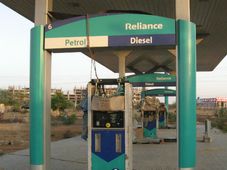 తిరిగి ప్రారంభమైన రిలయన్స్ పెట్రోల్ బంకులు