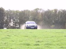 అయ్యయ్యో.. కోట్ల రూపాయల కారుతో ఇలా చేస్తున్నాడేంటి?