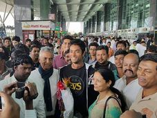 ధోని, కోహ్లీని చూడటానికి కూడా ఇంత జనం రాలేందు, ఇంతకీ ఎవరితను?