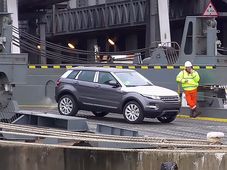 ఓడ ఒరిగిపోయినా, అందులోని కార్లు మాత్రం చెక్కు చెదర్లేదు!