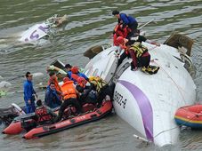 కార్ డ్యాష్‌బోర్డ్ కెమెరాకి చిక్కిన తైవాన్ ట్రాన్స్ఏషియా ప్లేన్ క్రాష్