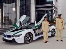 బిఎమ్‌డబ్ల్యూ ఐ8 హైబ్రిడ్ కారుతో దుబాయ్ పోలీసుల గస్తీ!