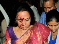 ప్రమాదానికి గురైన హేమామాలిని కారు : నాలుగేళ్ల చిన్నారి మృతి