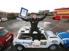 అతి ఇరుకైన రెండు సమాంతర కార్ల మద్య కార్ పార్కింగ్‌తో గిన్నిస్ రికార్డ్: వీడియో