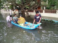 చెన్నైలోని వరద ప్రాంతాల్లో పడవల ద్వారా ఉచిత సేవలు అందిస్తున్న ఓలా