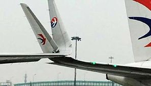 ల్యాండిగ్ సమయంలో స్వల్పంగా ఢీ కొన్న రెండు విమానాలు