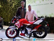 ఆటో ఎక్స్ పో వేదిక మీద స్పోర్ట్స్ తరహా శైలిలో కనువిందు చేసిన హీరో ఎక్స్‌ట్రీమ్ 200 ఎస్