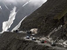 బుద్దుంటే ఇలాంటి రోడ్ల మీద వెళ్లాలనుకోరు: ఎందుకో తెలుసా?