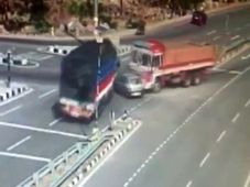 రెండు భారీ లారీల మధ్య నుజ్జునుజ్జైన కారు: ఐదుగురు దుర్మణం