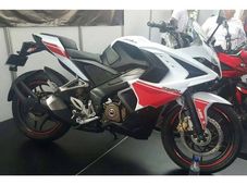 రెడ్ అండ్ వైట్ పెయింట్ స్కీమ్‌లో బజాజ్ పల్సర్ ఆర్ఎస్200