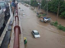 12 గంటలు నిరంతర వర్షము: సుందర నగరంలో వాహనదారుల ఇక్కట్లు