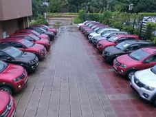 హాటు కేకుల్లా క్విడ్ కార్లు: ఒక్క రోజులోనే 200 కార్లు డెలివరీ