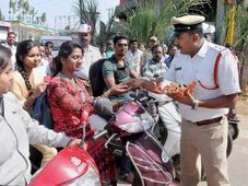 ట్రాఫిక్ పోలీసులు ఆపినపుడు చేయకూడనివి, చేయాల్సినవి..!!
