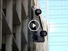 తొమ్మది అంతస్తుల ఎత్తులో వేలాడుతున్న కారు నుండి తప్పుంచుకున్న డ్రైవర్