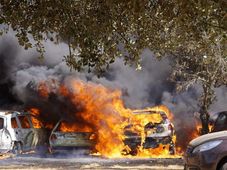 ఏప్రిల్‌లో మాత్రమే ఇలా జరుగుతుంది: ఎండ దెబ్బకు కాలిబూడిదైన 15 కార్లు