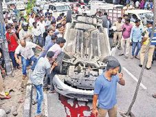 హైదరాబాద్‌లో మూడు పల్టీలు కొట్టిన కారు: వీడియో!
