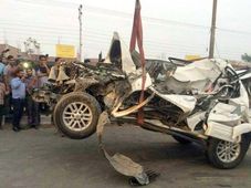 బస్సు లారీ మధ్య నలిగిపోయిన ఆ కారులో అందరూ సేఫ్: ఇంతకీ అది ఏ కారో తెలుసా...?