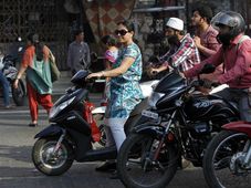 100సీసీ టూ వీలర్ మీద డబుల్ రైడింగ్ బ్యాన్