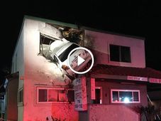 గాల్లోకి ఎగిరి రెండు అంతస్థుల మేడ మీదకు దూసుకెళ్లిన కారు