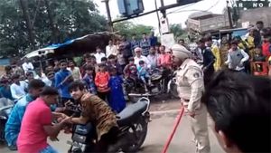 బైక్ స్టంట్ చెసినవాళ్ళను నడిరోడ్డులో కుమ్మేశారు