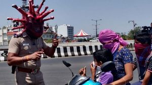 కరోనాపై అవగాహన కల్పించడానికి కరోనా హెల్మెట్ ధరించిన పోలీస్
