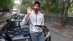 మోటార్ సైకిల్ లేని వ్యక్తి జాగ్వార్ ఎక్స్‌జె-ఎల్ కొనేసాడు, ఎలానో మీరే చూడండి