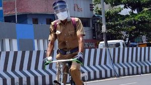 51 సంవత్సరాల వయసులోనూ సైకిల్ తొక్కుతున్న పోలీస్ కానిస్టేబుల్, కారణం ఏంటో తెలుసా ?