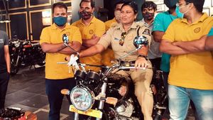 రాయల్ ఎన్‌ఫీల్డ్ బైక్ కొన్న మహిళా పోలీస్.. బైక్ కొనడానికి కారణం అడిగితే ఏం చెప్పిందో తెలుసా ?