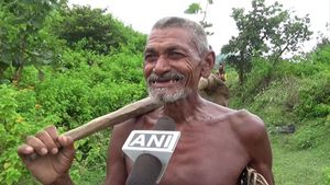 3 కి.మీ ఒక్కడే కాలువ తవ్విన అపర భగీరధునికి ట్రాక్టర్ ఇచ్చిన ఆనంద్ మహీంద్రా.. ఇంతకీ ఎవరితను తెలుసా ?