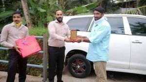 సాధారణ ఇన్నోవా డ్రైవర్‌ని సన్మానించిన టయోటా డీలర్.. ఎందుకో తెలుసా ?