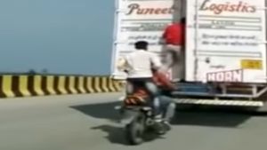 సినిమాను తలదన్నే విధంగా కదిలే ట్రక్కులో దొంగతనం [వీడియో]