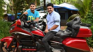 లగ్జరీ బైక్ కొన్న సాధారణ యువకుడు.. ఇంతకీ ఎలా కొన్నాడో తెలుసా?