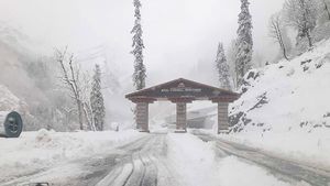 అటల్ టన్నెల్‌లో ఒకటి, రెండు కాదు ఏకంగా 82 వాహనాలు చిక్కుకున్నాయి.. కారణం ఇదే