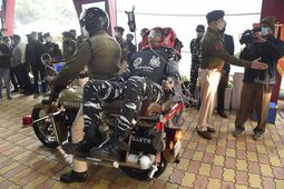 సైనికుల కోసం బుల్లెట్ బైక్‌లనే మొబైల్ అంబులెన్స్‌లుగా మార్చేశారు..