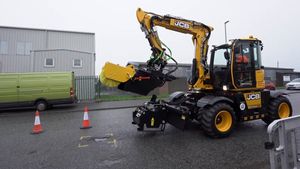 రోడ్లపై గుంతలు పూడ్చే ప్రత్యేక యంత్రం.. నిజంగా సూపర్ గురూ