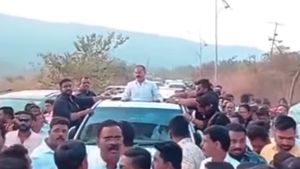 వారెవ్వా.. జైలు నుంచి విడుదలైన గ్యాంగ్‌స్టర్‌కి 300 కార్లతో స్వాగతం చెప్పిన అభిమానులు