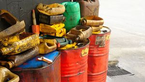 నేపాల్ నుండి ఇండియాకి పెట్రోల్ స్మగ్లింగ్; అక్కడ రూ.22 తక్కువ అందుకే..