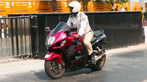 సుజుకి హయాబుసా సూపర్‌బైక్‌పై ట్రాఫిక్ పోలీస్ [వీడియో]