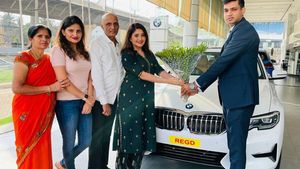 బిఎమ్‌డబ్ల్యూ లగ్జరీ కార్ కొనుగోలుచేసిన కన్నడ నటి కారుణ్య రామ్