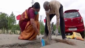 హ్యాట్సాఫ్.. 11 సంవత్సరాలుగా ఫెన్సన్ డబ్బుతో రోడ్లపై గుంతలు పూడుస్తున్న వృద్ధ జంట