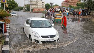 వర్షాకాలంలో సురక్షితంగా వాహనం నడపటం ఎలా? - చిట్కాలు
