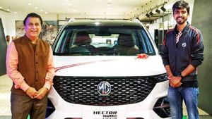 MG Hector Plus ఎస్‌యూవీని కొనుగోలు చేసిన సునీల్ గవాస్కర్